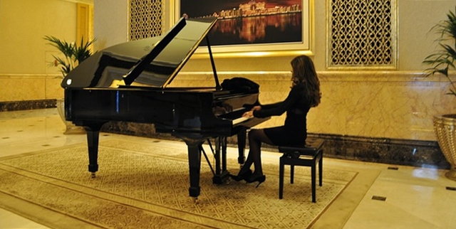 ピアノを弾く女性