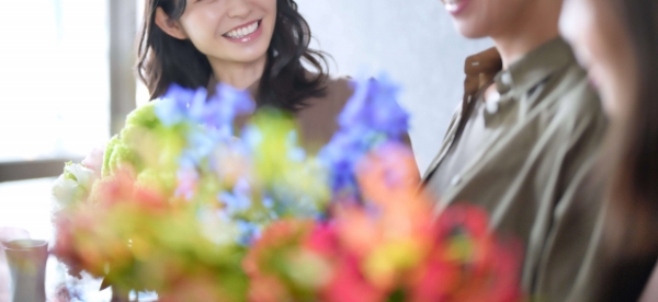 花束を前に笑顔で語らう様子|豊橋のカウンセリングルーム天花