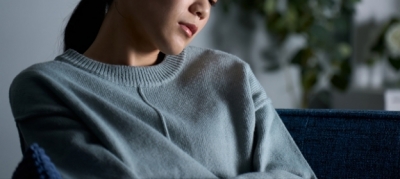 ひとりで思い悩み、疲れを感じている女性|豊橋のカウンセリングルーム天花