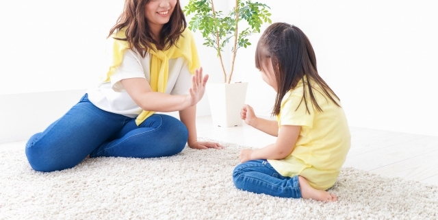 笑顔でハイタッチする母と子(穏やかな親子関係のイメージ)|豊橋のカウンセリングルーム天花